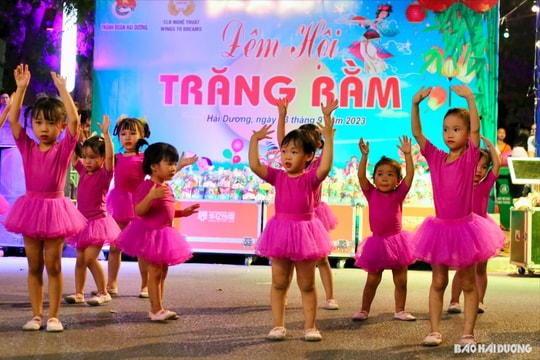 Vui nhộn "Đêm hội trăng rằm" tại phố đi bộ, chợ đêm Bạch Đằng