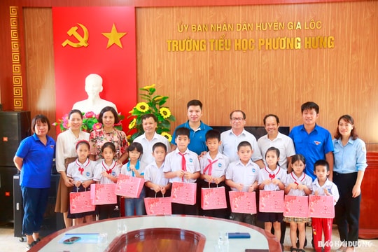 Tặng quà học sinh vượt khó học giỏi