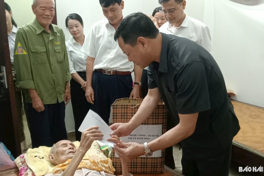 Kinh Môn thăm, tặng quà người cao tuổi khó khăn