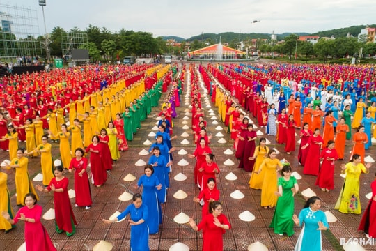 Mass performances by 2,023 women to welcome 2023 Hai Duong - Chi Linh Festival