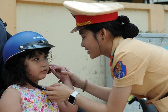Khởi động chương trình tặng mũ bảo hiểm cho học sinh lớp 1 toàn quốc