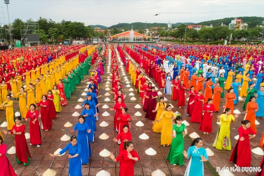 2.023 phụ nữ đồng diễn dân vũ chào Festival Chí Linh - Hải Dương 2023