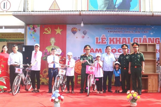 Lực lượng vũ trang tỉnh Hải Dương tặng nhiều phần quà cho học sinh nghèo vượt khó