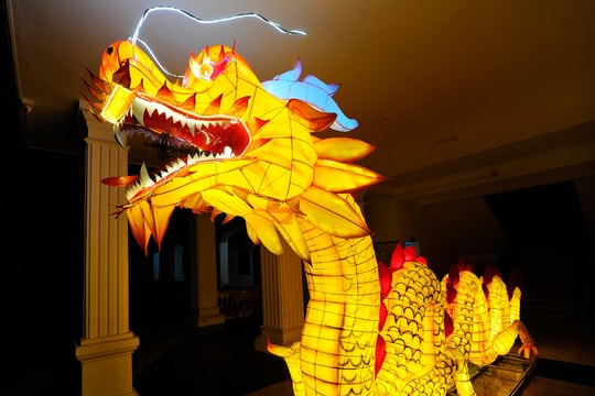 Giant Mid-Autumn Festival mascot-shaped lanterns ready to light up Chi Linh streets