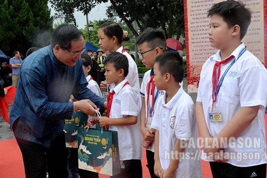 Khai mạc lễ hội Háng Pỉnh