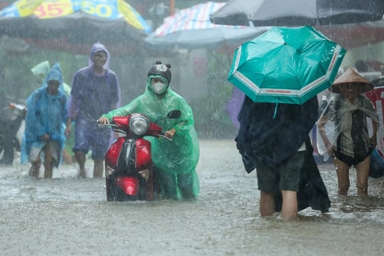 Mưa lớn từ Bắc vào Nam, đề phòng lũ quét và sạt lở tại 9 tỉnh