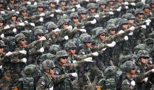 Hàn Quốc tổ chức duyệt binh rầm rộ sau một thập kỷ