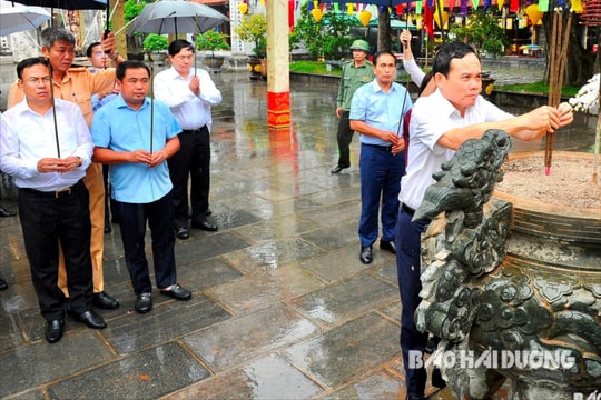 Phó Thủ tướng Chính phủ Trần Lưu Quang dâng hương tại đền Kiếp Bạc