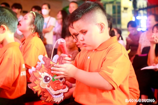 Học sinh khiếm thị Hải Dương vui Tết Trung thu