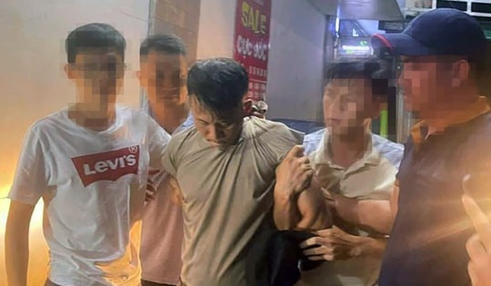 Bắt nghi can dùng súng khống chế chủ nhà sách cướp tiền