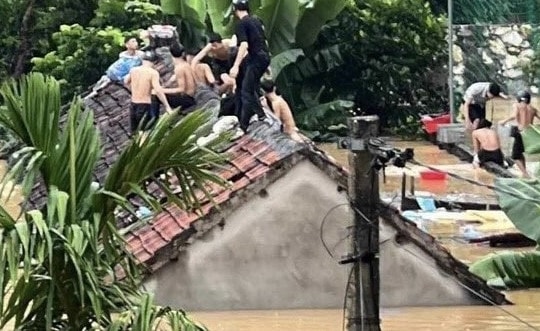 Người dân trèo lên nóc nhà tránh lũ, 700 người bị cô lập ở Nghệ An