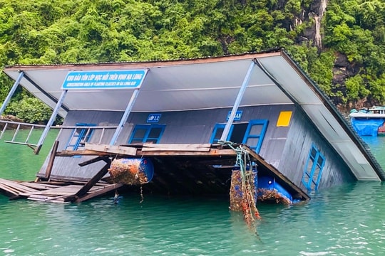 Nhà bảo tồn trên làng chài Cửa Vạn bị gió thổi đổ, chìm 1 nửa xuống vịnh Hạ Long