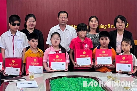 Tặng quà Trung thu cho học sinh nghèo, khuyết tật ở Kinh Môn, Kim Thành, Thanh Hà