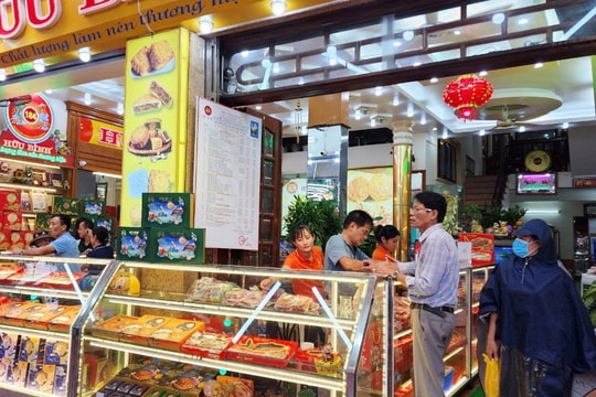 Lượng khách mua bánh Trung thu giảm khoảng 30%
