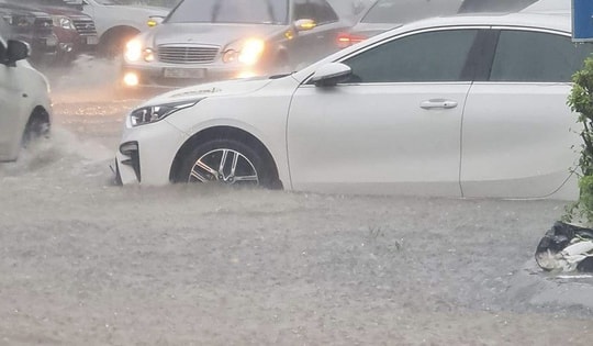 Đường phố Hà Nội ngập sâu vì mưa to, trời tối mịt như ban đêm