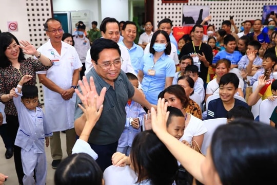 Thủ tướng trao quà cho bệnh nhi tại Viện huyết học và Truyền máu trung ương