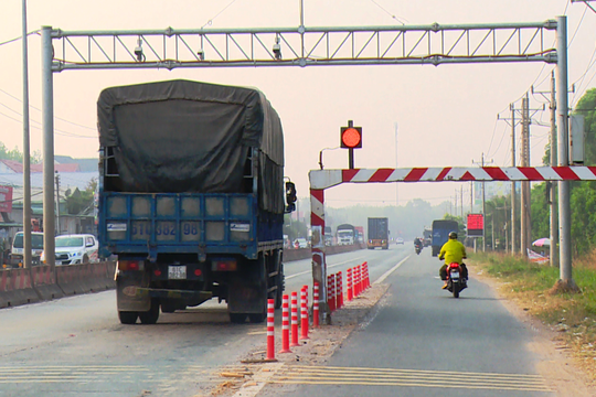 "Phạt nguội" bằng cân tự động để dẹp nạn xe chở quá tải trên đường