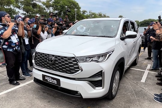 Toyota Innova Cross ra mắt khách Việt tháng 10
