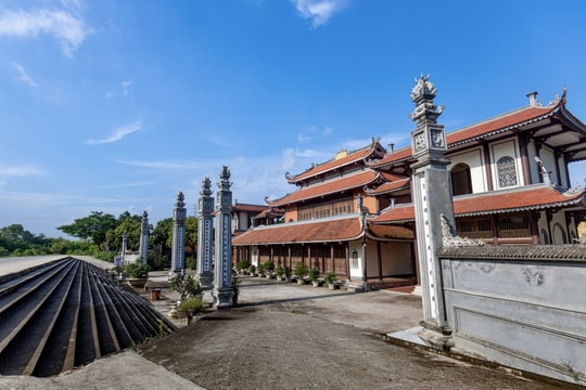Độc đáo vườn bảo tháp ở chùa Muống 
