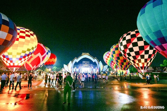 Linh vật và khí cầu sẵn sàng cho đêm hội trăng rằm tại Festival Chí Linh