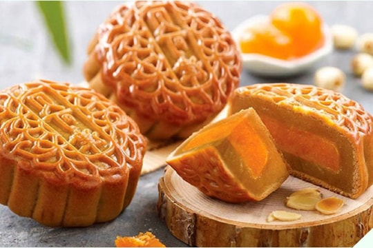 Nướng tiền vào bánh Trung thu