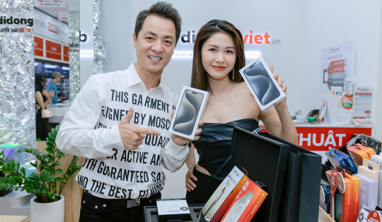 Giao Iphone 15 sôi động lúc 0 giờ, khách hàng Việt nhận hơn 10.000 chiếc trong đêm mở bán