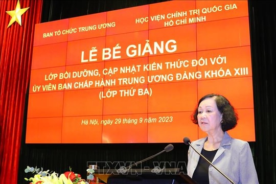 Bế giảng Lớp bồi dưỡng kiến thức đối với Ủy viên Trung ương Đảng