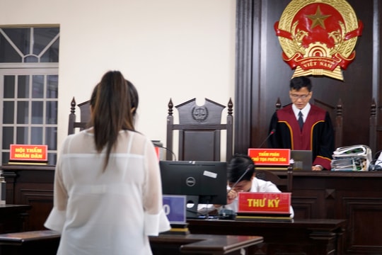 Người phụ nữ được nhóm đàn ông lạ giúp cướp tiền đối tác