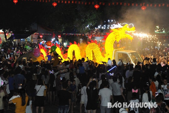 Ấn tượng Đêm hội trăng rằm đặc sắc tại Festival Chí Linh với màn diễn diễu đường phố hoành tráng