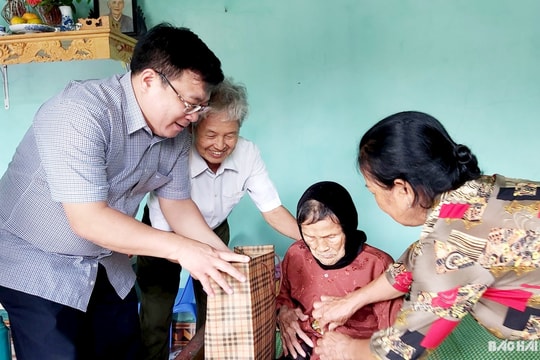 Nhiều địa phương tổ chức thăm, tặng quà người cao tuổi