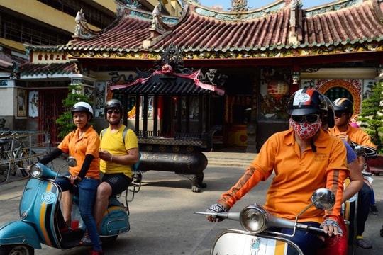 Báo nước ngoài ca ngợi tour khám phá TP Hồ Chí Minh bằng xe Vespa cổ
