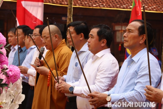Dâng hương tưởng niệm ngày mất Nguyễn Trãi