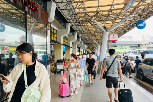 Giá vé máy bay Tết 2024 cao ngất ngưởng, nhiều chặng đã hết vé