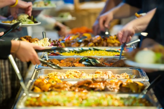 Sự nguy hiểm của BBQ, buffet và thức ăn thừa mang về
