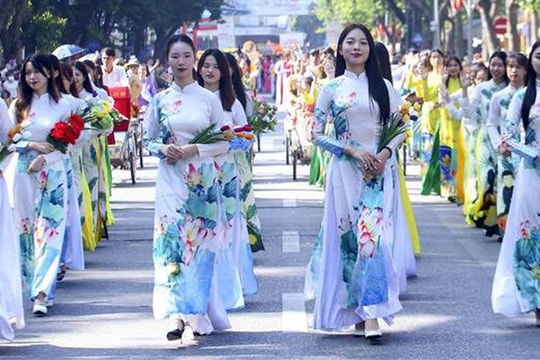 Sôi động Carnaval Thu Hà Nội trên phố đi bộ hồ Hoàn Kiếm