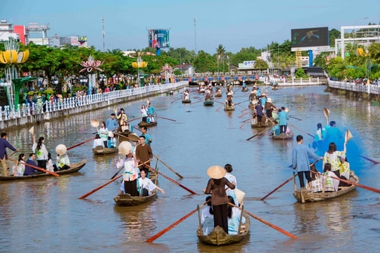 Hơn 150 người trình diễn áo bà ba trên sông ở Hậu Giang