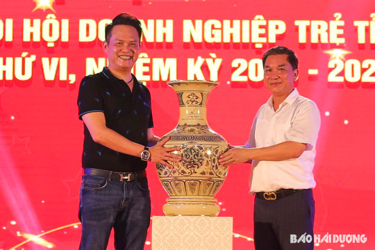 Đấu giá bình phú quý gốm Chu Đậu để làm từ thiện