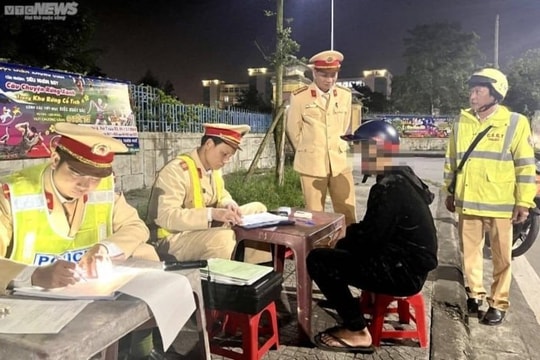 Có được đề nghị cảnh sát giao thông cho xem lại hình ảnh vi phạm không?