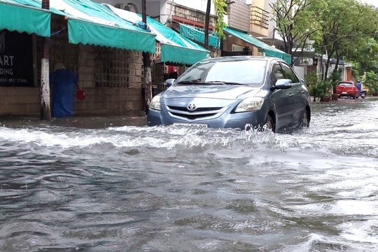 Cách lái xe ô tô đi qua vùng ngập nước an toàn, không chết máy