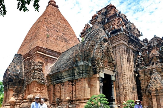 Tháp Chăm hơn nghìn năm tuổi trang trí đá và gốm, ai tới Nha Trang cũng phải ghé