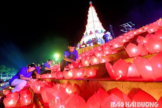 Hàng nghìn người nô nức về Kiếp Bạc dự hội hoa đăng