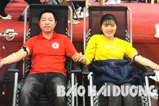 Vợ chồng anh Khôi tích cực hiến máu