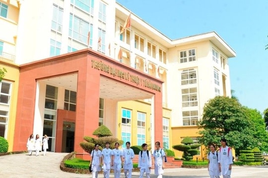  Học phí bất ngờ tăng, sinh viên phản ứng