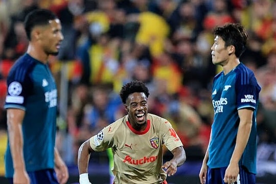 Arsenal thua ngược tại Champions League