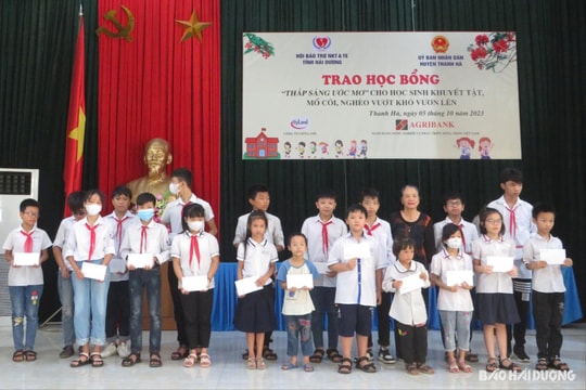 Trao học bổng cho học sinh khó khăn tại Thanh Hà