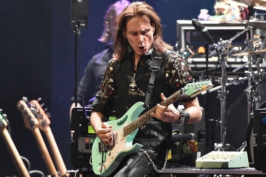 Nghệ sĩ guitar Steve Vai đến Việt Nam trình diễn