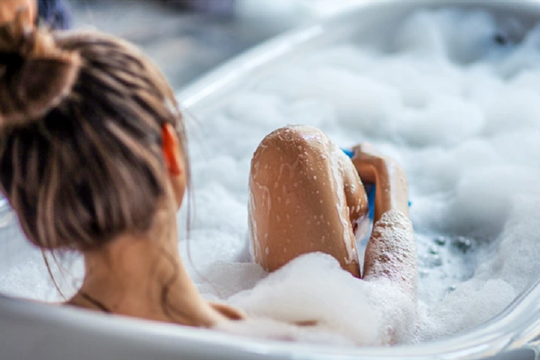 Điều gì có thể xảy ra với cơ thể nếu tắm mà không dùng xà phòng?