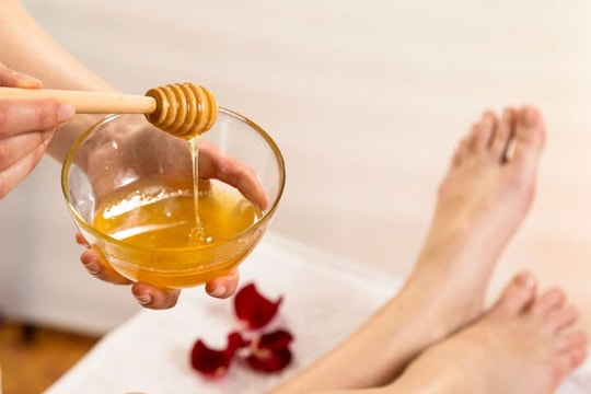 Có nên dùng mật ong để tẩy lông chân?