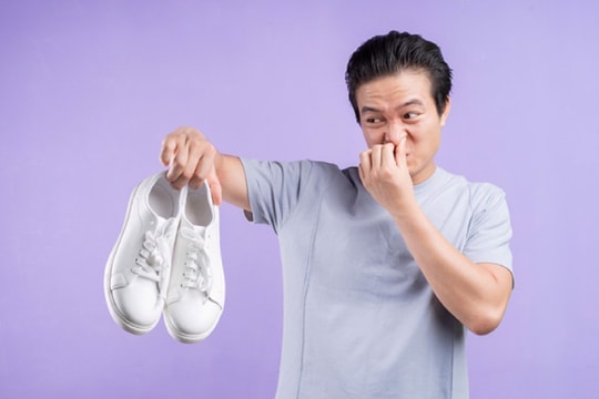 Mẹo khử mùi hôi giày mà không phải giặt