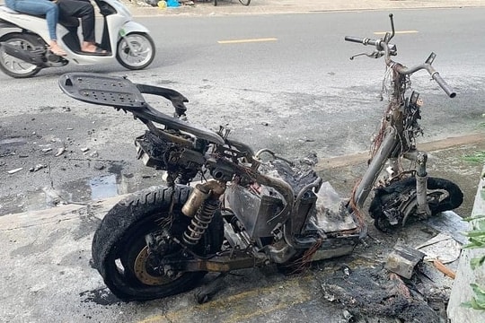 Người Việt "tiền mất tật mang" vì độ pin xe máy điện